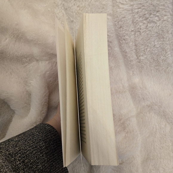 💙3/$25💙Milkman by Anna Burns Softcover - Picture 4 of 4